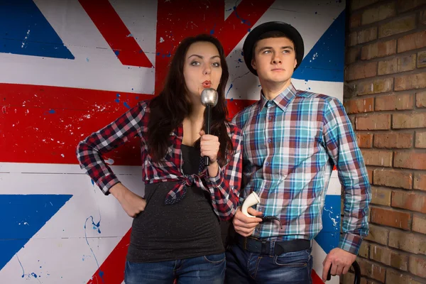Jong paar in Casual Outfit vooraan Britse vlag — Stockfoto