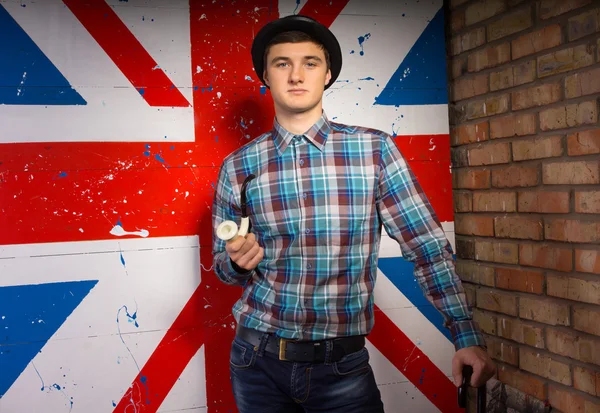 Hombre joven en moda de moda en Front Britain Flag — Foto de Stock