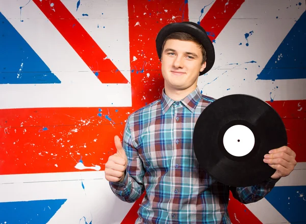 Hombre sonriente sosteniendo un disco de vinilo mostrando pulgares hacia arriba —  Fotos de Stock