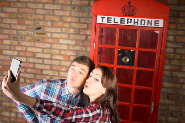 Casal doce tomando Selfie na cabine telefônica — Fotografia de Stock