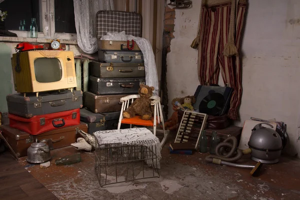 Eski bir odada kullanılmayan eski öğeleri