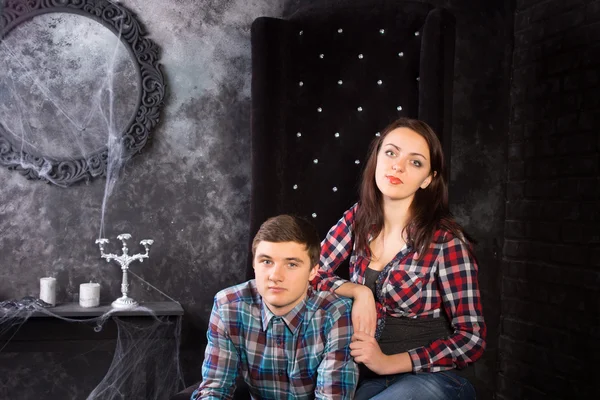 Närbild på par i läskigt hög rygg stol — Stockfoto