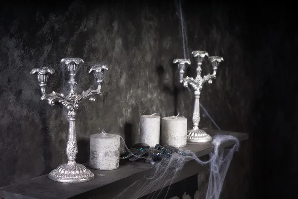 Velas y candelabros en el manto espeluznante — Foto de Stock