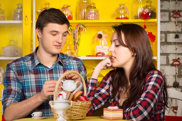 Jonge witte paar Dating op het Cafe — Stockfoto