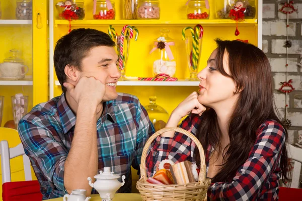 Lyckliga unga paret ser varandra på Cafe — Stockfoto