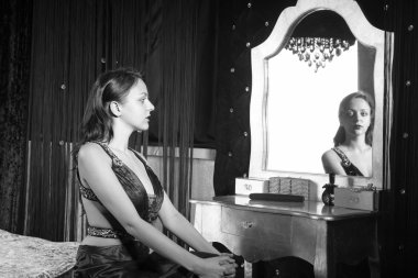 Zarif kadın kamera ayna aracılığıyla arıyor