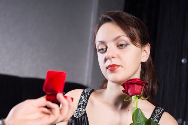 Güzel nişanlısı şu yüzüğe sırasında teklif arıyorsunuz