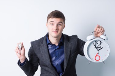 Çalar saat ve saat tutan genç işadamı
