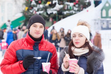 Genç çift bir Noel karnaval keyfi
