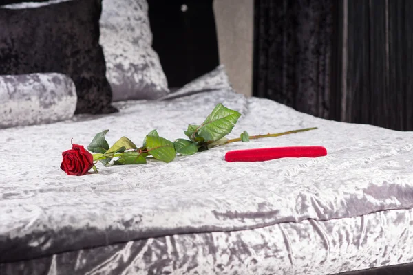 Romantische gift en rose in een slaapkamer — Stockfoto