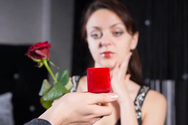 Man Hand met rode sieraden geschenkdoos — Stockfoto