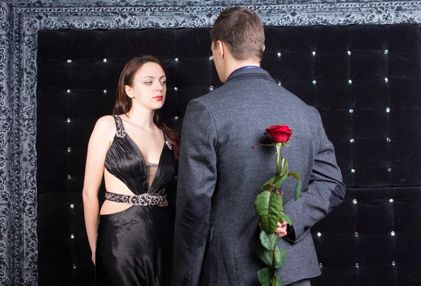 Man Talking to a Lady with Rose on his Back — Stock Photo, Image