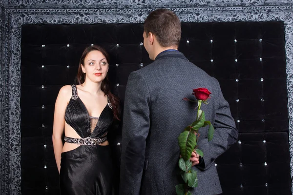 Man with Rose Behind his Back Talking to his Girl — Stock Photo, Image