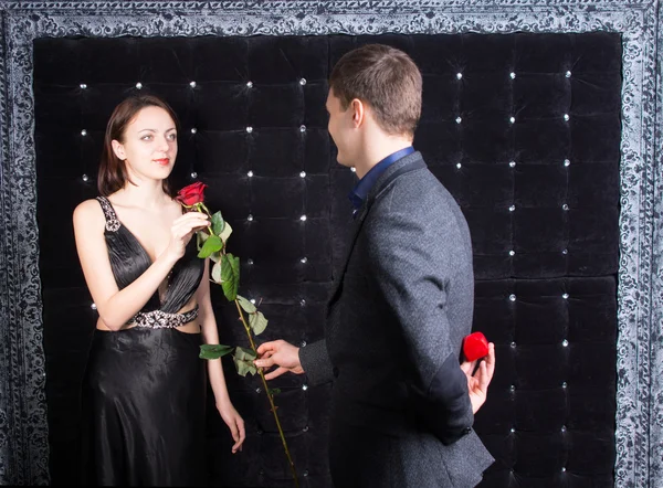 Jovem dando uma rosa para sua namorada — Fotografia de Stock