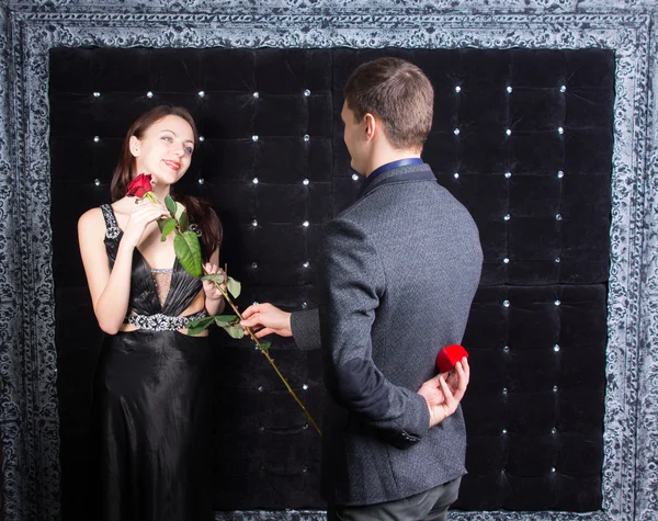 Hombre joven romántico pidiendo a una mujer que se case con él —  Fotos de Stock