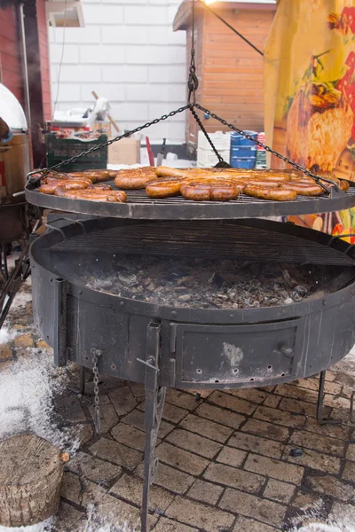 Salsicce grigliate tenere al caldo su una griglia — Foto Stock