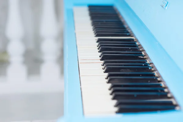 Bekijk langs een blauwe piano klavier — Stockfoto