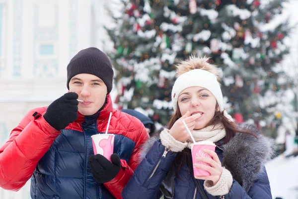 Par njuter av cappuccino på ett jul-evenemang — Stockfoto
