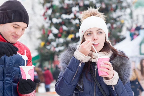 Pareja joven disfrutando del capuchino caliente en invierno — Foto de Stock