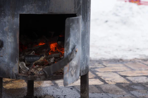 Fogo queimando em um fogão de barriga — Fotografia de Stock