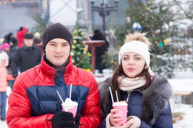 Genç çift Kış Kupası içecekler