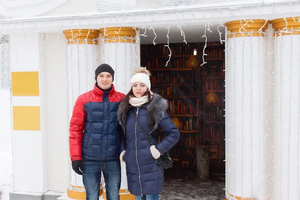 Jovem casal em roupas de inverno posando ao ar livre — Fotografia de Stock