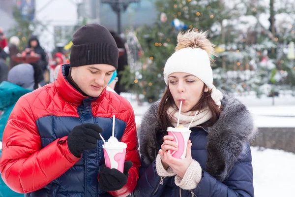 Молодые влюблённые с напитками из зимнего кубка — стоковое фото
