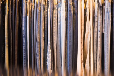 Bir demiryolu üzerinde asılı giysi seçim