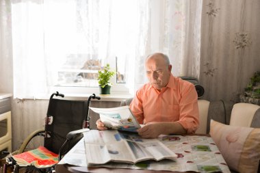Yaşlı adam okuma başlıkları, oturma odası