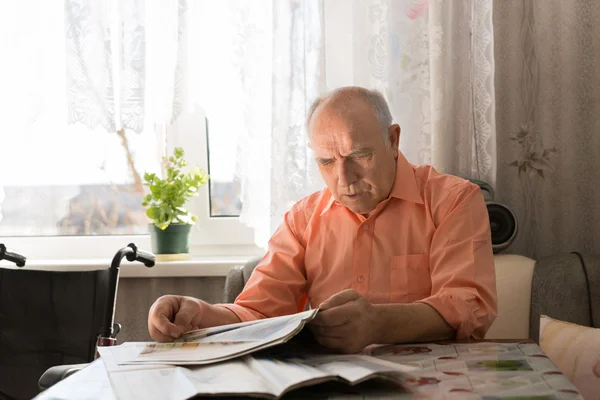 Old Bald Man Reading News Updates on Tabloid — Stock Photo, Image