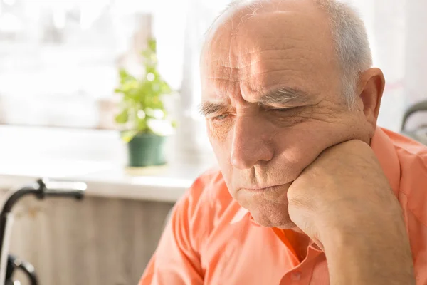 Hombre calvo mayor serio con puño en la cara — Foto de Stock