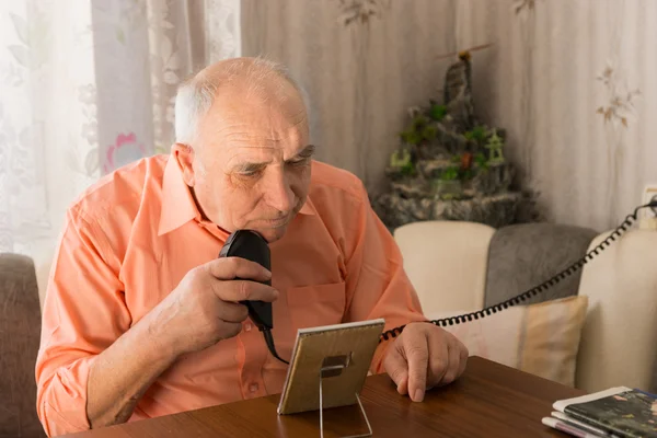 Old Age Man Shaving his Beard in Front a Mirror — Stock Photo, Image