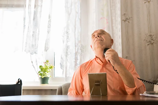 Sentado viejo hombre afeitándose los pelos en el cuello — Foto de Stock