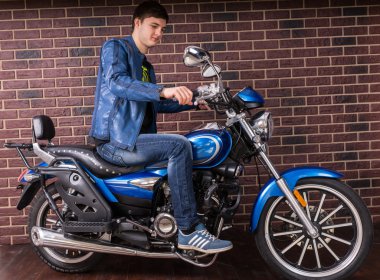 Çekici bir adam onun motosiklet üzerinde gündelik kıyafeti
