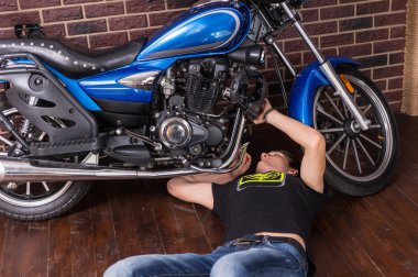 Kat iken gidermek için onun motosiklet yatan adam