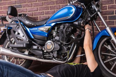Genç adam sabitleme yalan onun spor motosiklet