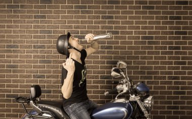 İçme alkol oturan motosikletçi kadar sinirli