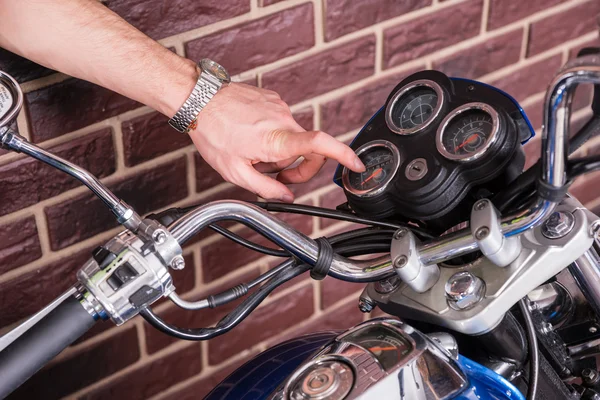 Dial manometers op motorfiets Consol onderzoeken man — Stockfoto