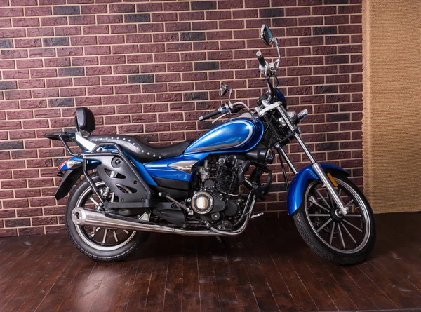 Blue motorbike parked indoors — Stock Photo, Image