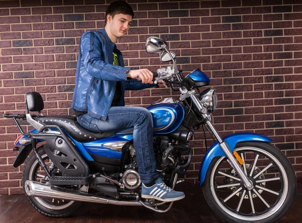 Hombre atractivo en traje casual en su moto — Foto de Stock