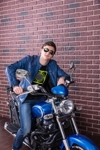 Крутой чувак сидит на мотоцикле — стоковое фото