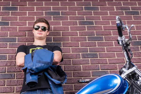 Aantrekkelijke Man in Shades met jas en motor — Stockfoto