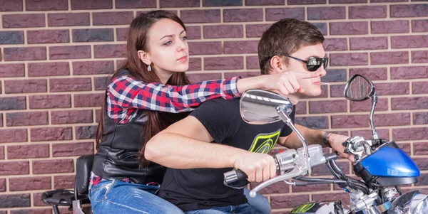 关闭，都是年轻白人夫妇骑一辆摩托车 — 图库照片