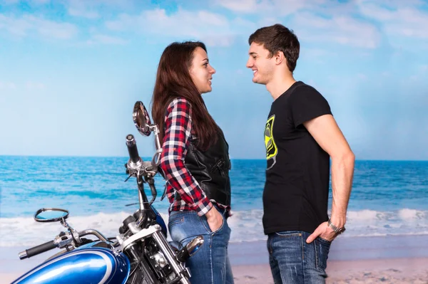 Doce jovem casal de frente para o outro na praia — Fotografia de Stock