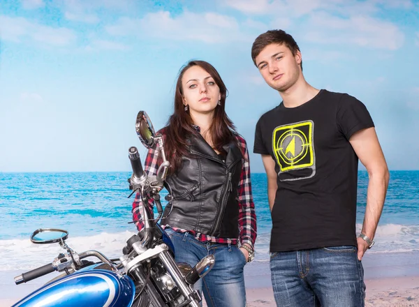 Young Couple at the Beach Looking at the Camera — Stock Photo, Image