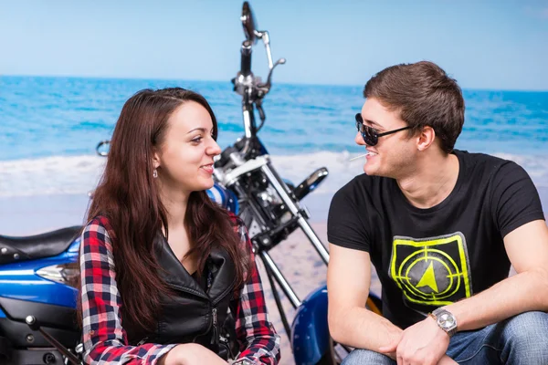 Jovem casal feliz relaxando à beira-mar — Fotografia de Stock