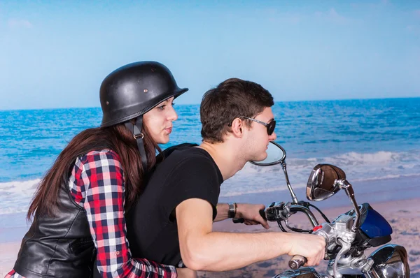 Jovem casal equitação motocicleta na praia — Fotografia de Stock