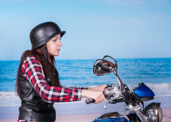 Jovem mulher equitação motocicleta na praia — Fotografia de Stock