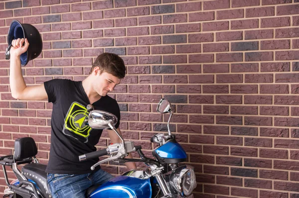 Geërgerd Man opvallend zijn motor met helm — Stockfoto