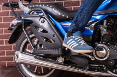 Kruvazör motosiklet ayak mandal üzerinde duran kişi